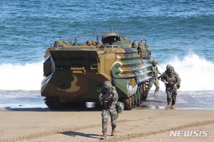 [포항=뉴시스] 안병철 기자 = 26일 경북 포항시 북구 송라면 일대에서 2022 호국합동상륙훈련이 실시됐다. 2022.10.26. abc1571@newsis.com