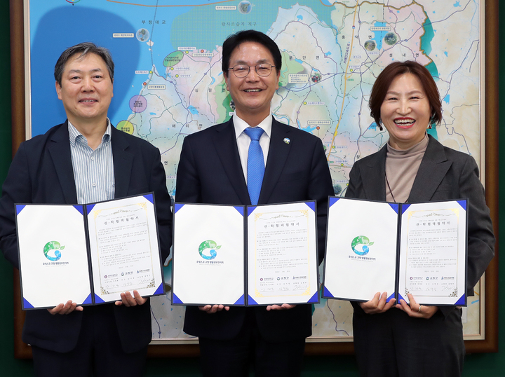 26일 고창군청에서 열린 고창교육지원청 및 전북대학교 빅데이터 혁신공유대학사업단과의 '디지털 신기술 인재양성을 위한 업무협약', 협약서에 서명한 심덕섭 고창군수(가운데)와 안정용 전북대 빅데이터 혁신공유대학사업단장(왼쪽), 김영주 고창교육장(오른쪽)이 기념사진을 찍고 있다. *재판매 및 DB 금지
