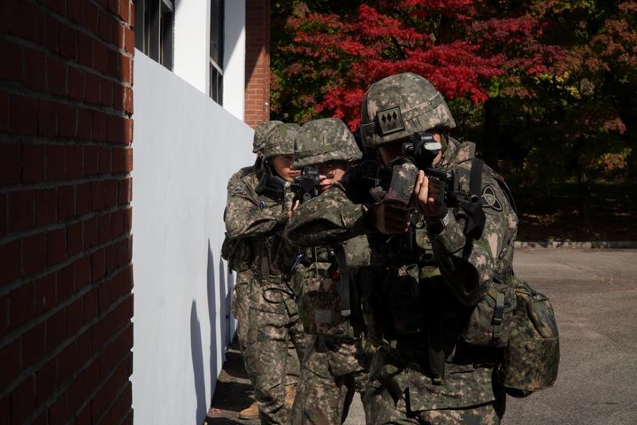 [무주=뉴시스] 35사단 진안무주대대 장병들이 무주양주발전소 일대에서 건물 수색작전을 하고 있다. 육군 35보병사단 제공 *재판매 및 DB 금지