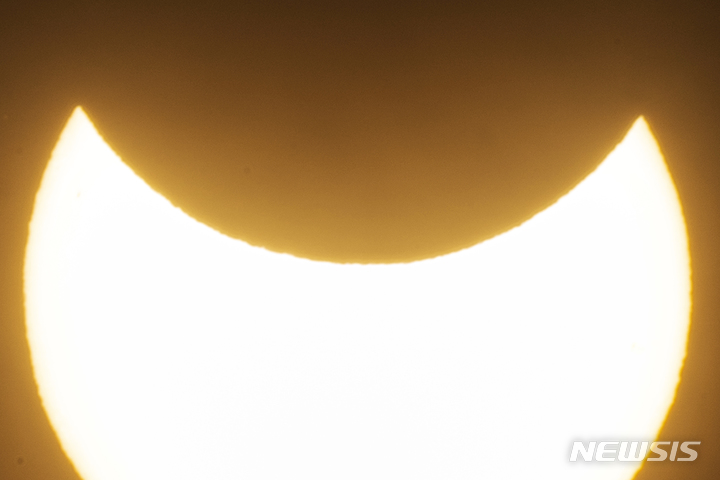 [베이루트=AP/뉴시스] 25일(현지시간) 레바논 베이루트 하늘에서 부분일식이 관측되고 있다. 2022.10.26.