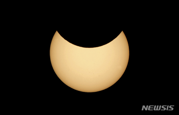[팔레스타인=AP/뉴시스] 25일(현지시간) 팔레스타인 가자지구 하늘에 부분일식이 관측되고 있다. 2022.10.26.
