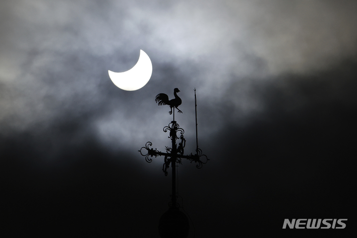 [바르샤바=AP/뉴시스] 25일(현지시간) 폴란드 바르샤바 하늘에서 부분일식이 관측되고 있다. 2022.10.26.