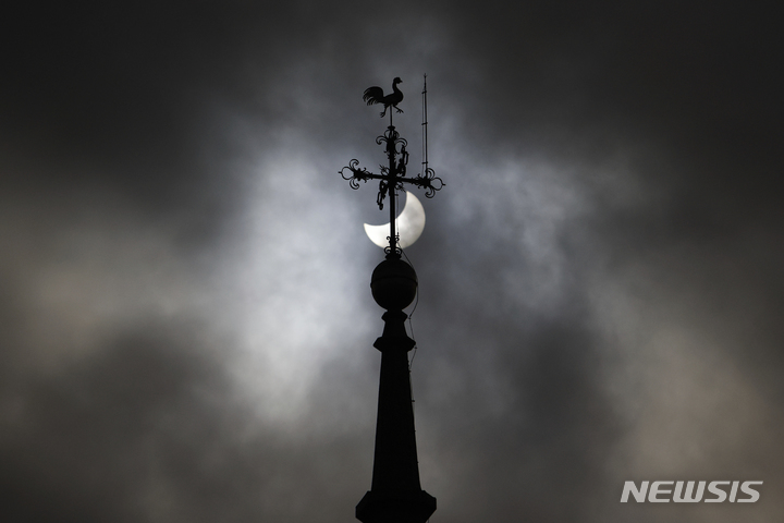 [바르샤바=AP/뉴시스] 25일(현지시간) 폴란드 바르샤바 하늘에서 부분일식이 관측되고 있다. 2022.10.26.