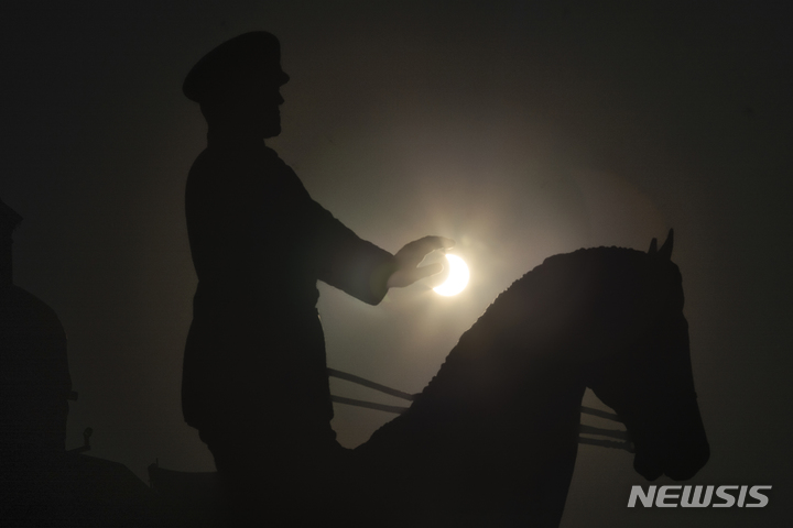 [모스크바=AP/뉴시스] 25일(현지시간) 러시아 모스크바 하늘에서 부분일식이 관측되고 있다. 2022.10.26.