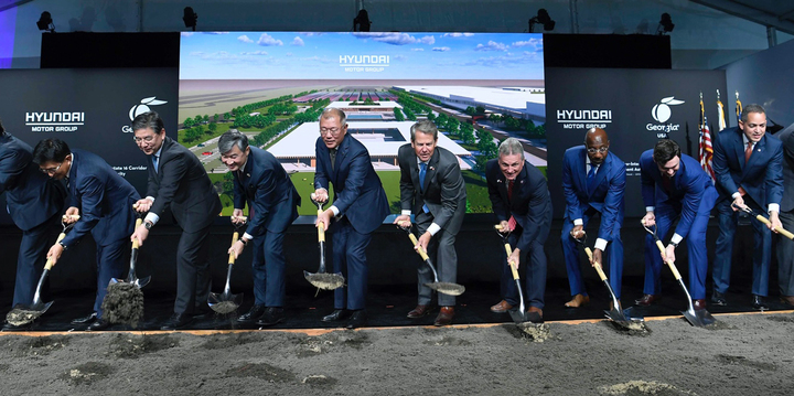 [서울=뉴시스] 미국 조지아주 브라이언카운티에서 25일(현지시간) 열린 현대차그룹 미국 전기차 전용공장 기공식에서 주요 인사들이 공장 건설을 알리는 첫 삽을 뜨고 있다. 왼쪽부터 호세 무뇨즈 현대자동차 글로벌 최고운영책임자(COO·사장), 윤승규 기아 북미권역본부장(부사장), 장재훈 현대자동차 사장, 조태용 주미대사, 정의선 현대차그룹 회장(왼쪽 다섯번째), 브라이언 켐프 조지아 주지사, 버디 카터 연방 하원의원, 라파엘 워녹 연방 상원의원, 존 오소프 연방 상원의원, 돈 그레이브스 미 상무부 부장관. (사진=현대차그룹 제공) 2022.10.26. photo@newsis.com *재판매 및 DB 금지