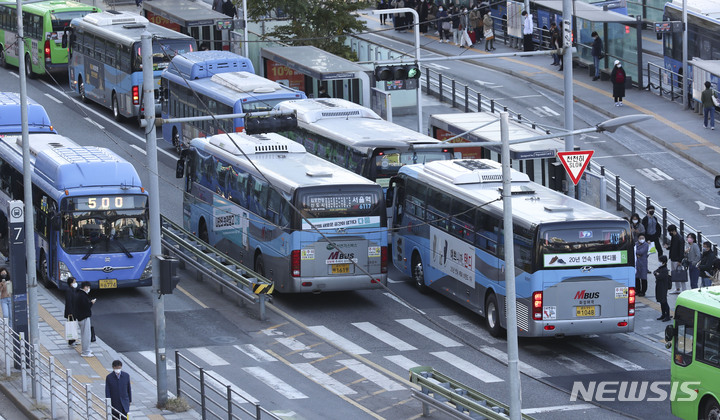 [서울=뉴시스] 서울역버스환승센터에 정차해 있는 광역버스. (사진=뉴시스 DB). photo@newsis.com