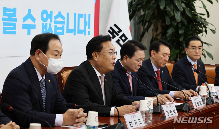 [서울=뉴시스] 전진환 기자 = 정진석 국민의힘 비대위원장이 26일 서울 여의도 국회에서 열린 북핵위기대응특별위원회 1차회의에 참석, 모두발언을 하고 있다. (공동취재사진) 2022.10.25. photo@newsis.com