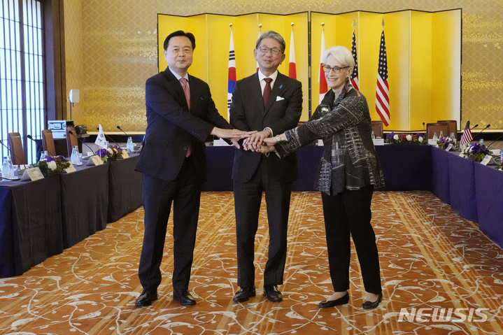 [도쿄=AP/뉴시스] 지난 2022년 10월26일(현지시각) 조현동(왼쪽) 당시 외교부 1차관이 일본 도쿄의 이쿠라 영빈관에서 모리 다케오(가운데) 일본 외무성 사무차관, 웬디 셔먼 미국 국무부 부장관과의 협의회에 앞서 손을 잡고 포즈를 취하고 있다. 2022.10.26.