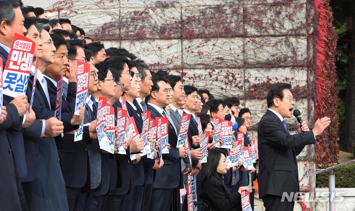 [서울=뉴시스] 고범준 기자 = 이재명 더불어민주당 대표가 26일 서울 여의도 국회 앞 본청 계단에서 열린 민생파탄·검찰독재 규탄대회에서 발언을 하고 있다. (공동취재사진) 2022.10.26. photo@newsis.com