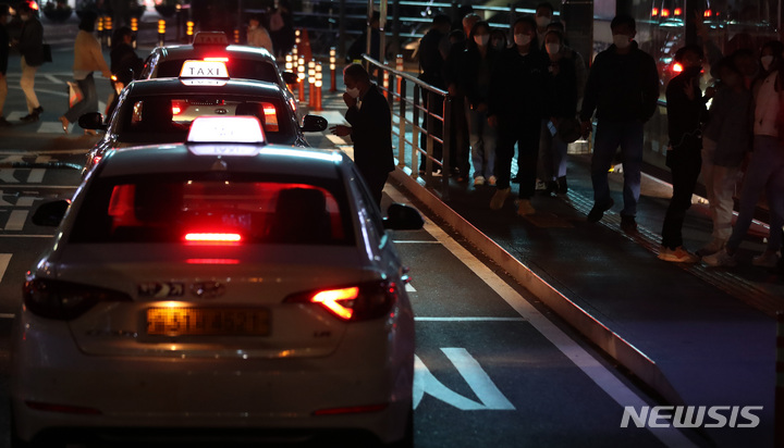 [서울=뉴시스] 이영환 기자 = 서울 중구 서울역 택시승강장에서 승객들이 택시를 기다리고 있다. 2022.12.01. 20hwan@newsis.com