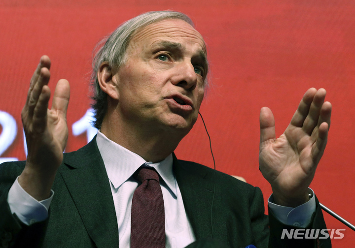 [베이징=AP/뉴시스] 세계 최대 헤지펀드 미국 브리지워터의 창업자 레이 달리오. (사진=뉴시스DB)