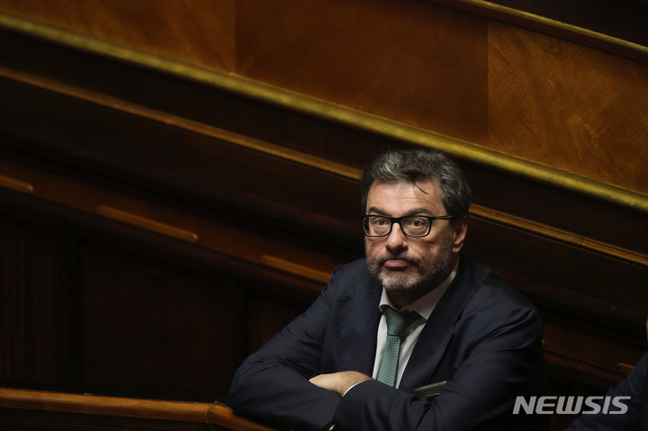 [로마=AP/뉴시스] 지난해 10월26일 잔카를로 조르제티 이탈리아 경제재정부 장관이 로마에서 신임투표 결과 발표를 기다리고 있는 모습. 2023.03.16