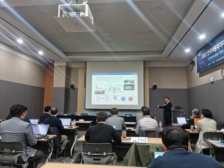[대구=뉴시스]안경무 기자=한국자동차기자협회는 27일 대구 엑스코 서관 320호에서 '자율주행차 상용화'를 주제로 심포지엄을 개최했다. 주제 발표자로 나선 고태봉 하이투자증권 리서치본부장(상무)가 자율주행차 글로벌 산업 동향과 시사점에 대해 발표하는 모습. 2022.10.27 photo@newsis.com *재판매 및 DB 금지