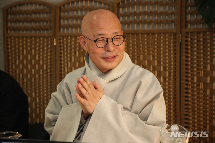 [서울=뉴시스] 대한불교조계종 총무원장인 진우스님이 27일 서울 종로구의 한 음식점에서 열린 기자회견에서 발언하고 있다. (사진=대한불교조계종 제공) 2022.10.27. photo@newsis.com *재판매 및 DB 금지