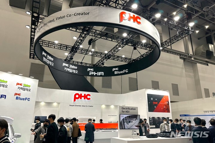 [대구=뉴시스] 김정화 기자 = 전기·자율주행차, 도심항공교통(UAM) 등 모빌리티 관련 산업 전반을 한 눈에 볼 수 있는 2022 대구국제미래모빌리티 엑스포가 27일 대구 엑스코에서 개막했다. 2022.10.27. jungk@newsis.com 