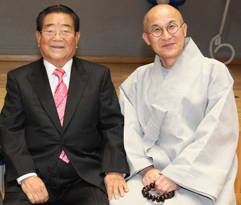 [대구=뉴시스](사진 왼쪽부터)방송인 고(故) 송해, 비슬산 용천사 주지 지거스님(사진=용천사 제공) 2022.10.27 photo@newsis.com *재판매 및 DB 금지