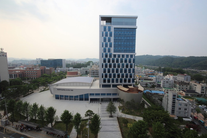 [진주=뉴시스]경상국립대학교 칠암캠퍼스내 100주년 기념관. *재판매 및 DB 금지