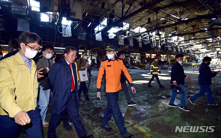 [대구=뉴시스] 이무열 기자 = 홍준표 대구시장이 27일 오전 대구 북구 대구농수산물도매시장을 방문해 화재현장을 살펴보고 있다. 2022.10.27. lmy@newsis.com