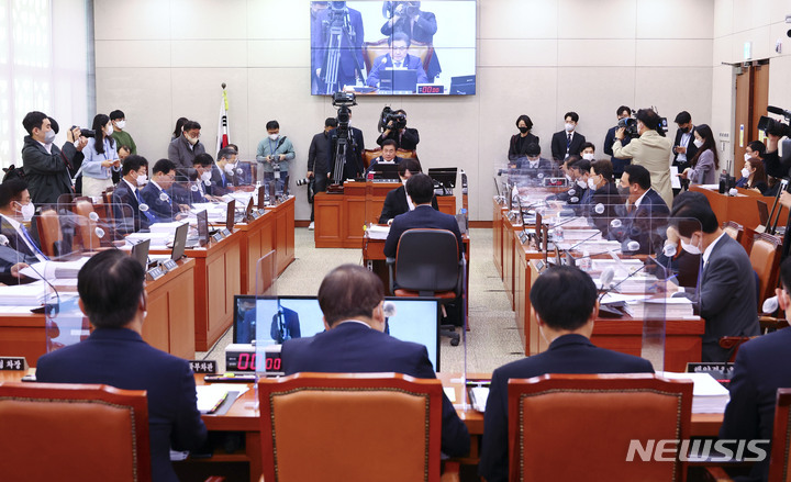 [서울=뉴시스] 최진석 기자 = 지난해 10월27일 서울 여의도 국회에서 농림축산식품해양수산위원회 전체회의가 열리고 있다. 2022.10.27. (공동취재사진) photo@newsis.com