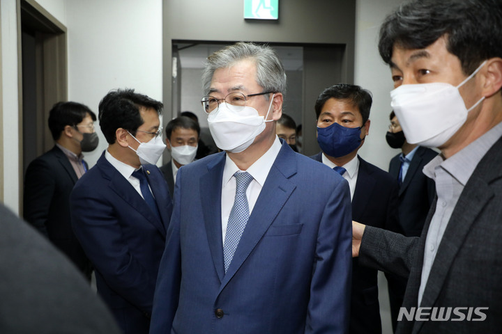 [서울=뉴시스] 김선웅 기자 = 서훈 전 국가안보실장이 27일 서울 여의도 국회에서 더불어민주당 윤석열정권정치탄압대책위원회가 주최한 서해 공무원 피격 사건 및 흉악범죄자 추방 사건 관련 기자회견에 참석하고 있다. 2022.10.27. mangusta@newsis.com