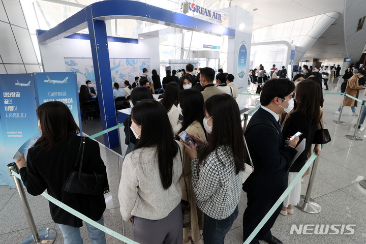 [인천공항=뉴시스] 조성우 기자 = 27일 오후 인천국제공항 제1여객터미널 교통센터에서 열린 '2022 항공산업 잡페어' 취업박람회 대한항공 부스에서 참관객들이 채용상담을 받기 위해 있다. 2022.10.27. xconfind@newsis.com