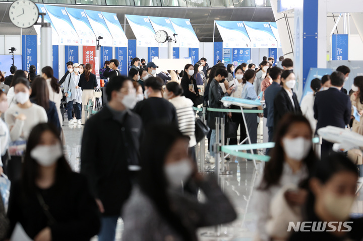 [인천공항=뉴시스] 조성우 기자 = 27일 오후 인천국제공항 제1여객터미널 교통센터에서 열린 '2022 항공산업 잡페어' 취업박람회가 참관객들로 붐비고 있다. 2022.10.27. xconfind@newsis.com