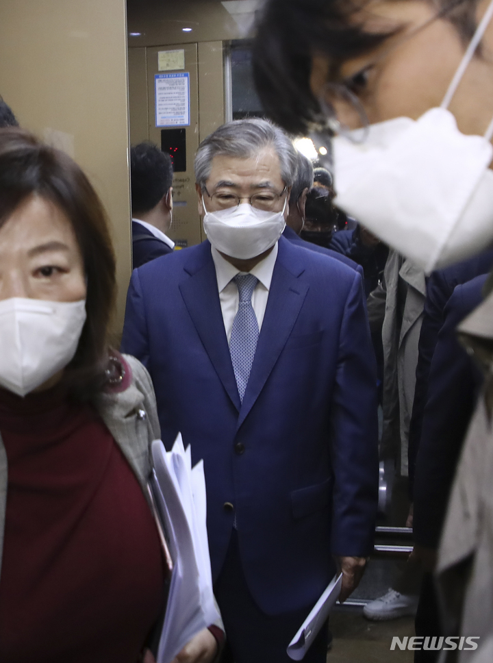 [서울=뉴시스] 김선웅 기자 = 서훈 전 안보실장 등 문재인정부 관계자들이 지난 10월27일 서울 여의도 국회에서 더불어민주당 윤석열정권정치탄압대책위원회가 주최한 서해 공무원 피격 사건 및 흉악범죄자 추방 사건 관련 기자회견을 마친 후 퇴장하고 있다. (공동취재사진) 2022.10.27. photo@newsis.com