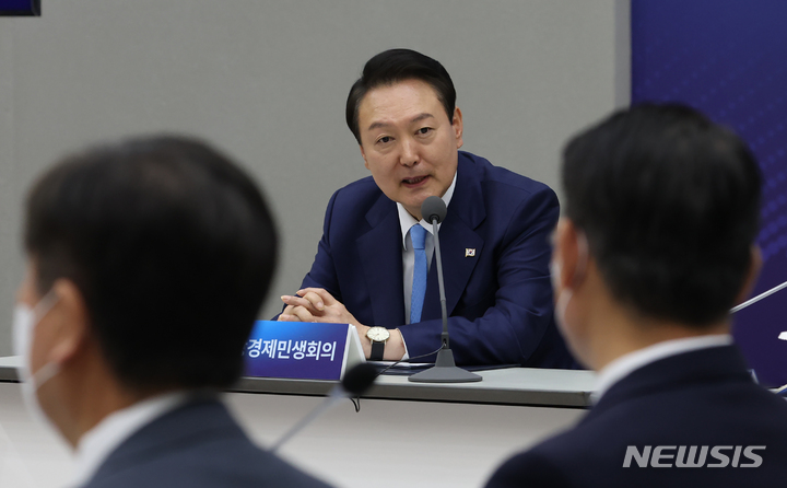 [서울=뉴시스] 홍효식 기자 = 윤석열 대통령이 27일 오후 서울 용산 대통령실 청사에서 열린 제11차 비상경제민생회의에서 발언하고 있다. (대통령실통신사진기자단) 2022.10.27. yesphoto@newsis.com