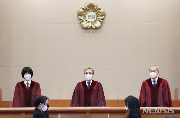 [서울=뉴시스] 김진아 기자 = 유남석 헌법재판소장을 비롯한 헌법재판관들이 27일 오후 서울 종로구 헌법재판소 대심판정에서 착석하고 있다. 헌재는 이날 8촌 이내 혈족 사이의 혼인을 금지하고 이를 혼인무효 사유로 규정한 민법 조항에 대해 혼인 금지는 합헌, 혼인 무효는 헌법불합치 판단을 내렸다. 아동학대행위자의 인적사항을 보도할 경우 이를 처벌하는 조항은 합헌이라 판단했다. 2022.10.27. bluesoda@newsis.com