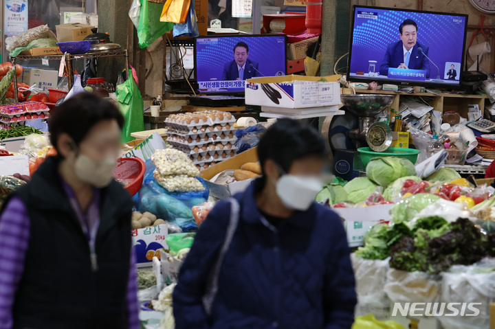 [서울=뉴시스] 조성우 기자 = 27일 오후 서울 서대문구 인왕시장의 한 상점 TV에 윤석열 대통령이 주재하는 비상경제민생회의 생중계 화면이 나오고 있다. 2022.10.27. xconfind@newsis.com