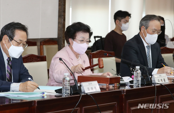 [서울=뉴시스] 김명원 기자 = 이배용 국가교육위원회(국교위) 위원장이 지난달 27일 서울 종로구 정부서울청사에서 열린 국가교육위원회 제1차 회의에 참석해 개회선언을 하고 있다. 2022.11.29. kmx1105@newsis.com