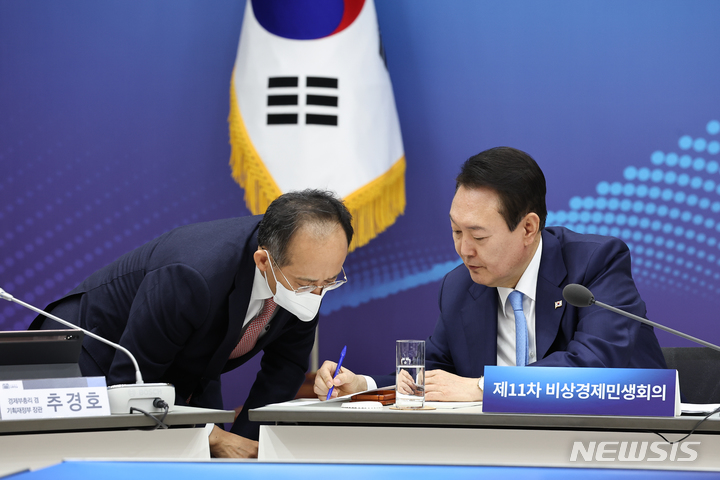 [서울=뉴시스] 윤석열 대통령이 27일 오후 서울 용산 대통령실 청사에서 열린 제11차 비상경제민생회의에서 추경호 경제부총리 겸 기획재정부 장관과 논의하고 있다. (사진=대통령실 제공) 2022.10.27. photo@newsis.com