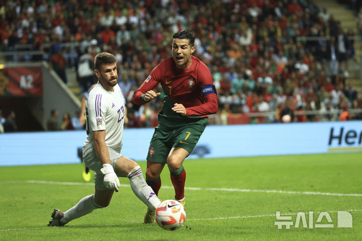 [브라가=AP/뉴시스] 2022~2023시즌 유럽축구연맹(UEFA) 네이션스리그(UNL) 리그A 그룹2 6차전에서 맞붙었던 스페인의 우나이 시몬(왼쪽), 포르투갈의 크리스티아누 호날두. 2022.09.27.