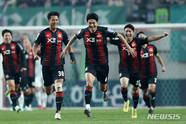 [서울=뉴시스] 백동현 기자 = 27일 오후 서울 마포구 서울월드컵경기장에서 열린 2022 하나원큐 FA컵 결승 FC서울과 전북현대의 경기, 서울 기성용이 득점 후 세리머니하고 있다. 2022.10.27. livertrent@newsis.com