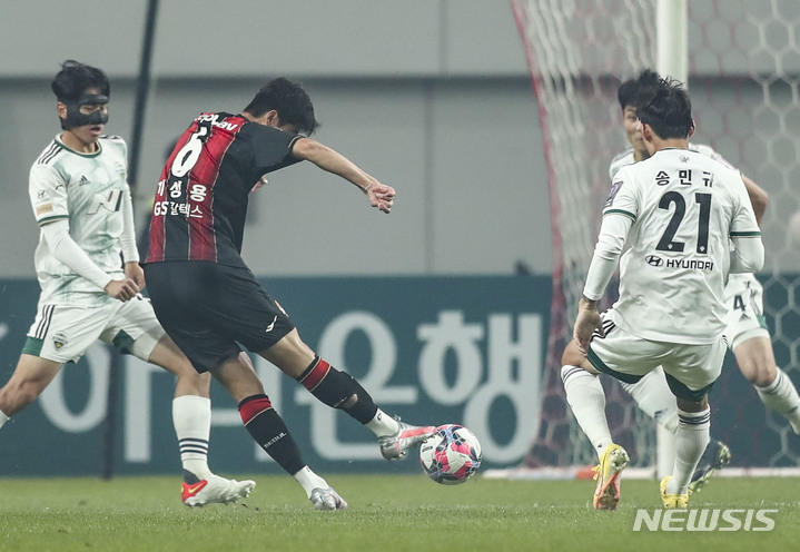 [서울=뉴시스] 김근수 기자 = 27일 오후 서울 마포구 서울월드컵경기장에서 열린 2022 하나원큐 FA컵 결승 FC서울과 전북현대의 경기, FC 서울 기성용이 선제득점을 하고있다. 2022.10.27. ks@newsis.com