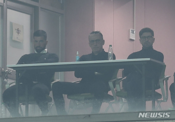 [서울=뉴시스] 김근수 기자 = 27일 오후 서울 마포구 서울월드컵경기장에서 열린 2022 하나원큐 FA컵 결승 FC서울과 전북현대의 경기, 파울루 벤투 축구국가대표팀 감독이 경기를 관전하고 있다. 2022.10.27. ks@newsis.com