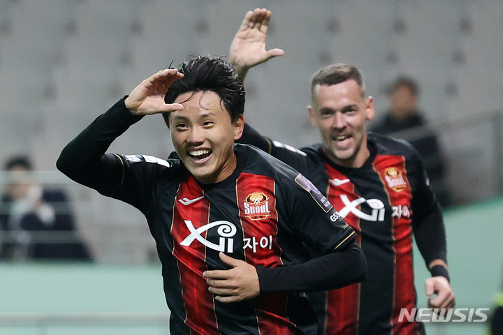 [서울=뉴시스] 조성우 기자 = 27일 오후 서울 마포구 서울월드컵경기장에서 열린 2022 하나원큐 FA컵 결승 FC서울과 전북현대의 경기 전반전, FC서울 조영욱(11번)이 팀의 두 번째 골을 넣은 뒤 기뻐하고 있다. 2022.10.27. xconfind@newsis.com