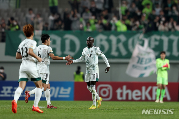 [서울=뉴시스] 백동현 기자 = 27일 오후 서울 마포구 서울월드컵경기장에서 열린 2022 하나원큐 FA컵 결승 FC서울과 전북현대의 경기, 전북 바로우가 추격골을 넣고 기뻐하고 있다. 2022.10.27. livertrent@newsis.com