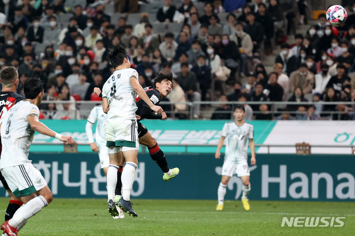 [서울=뉴시스] 조성우 기자 = 27일 오후 서울 마포구 서울월드컵경기장에서 열린 2022 하나원큐 FA컵 결승 FC서울과 전북현대의 경기 전반전, FC서울 조영욱(11번)이 팀의 두 번째 골을 넣고 있다. 2022.10.27. xconfind@newsis.com
