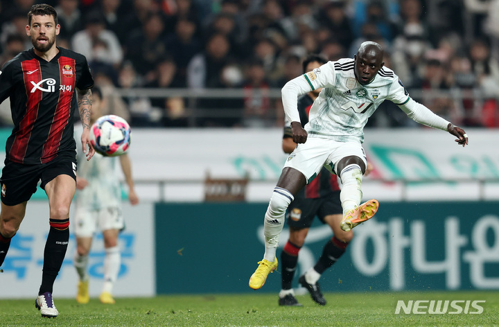 [서울=뉴시스] 백동현 기자 = 27일 오후 서울 마포구 서울월드컵경기장에서 열린 2022 하나원큐 FA컵 결승 FC서울과 전북현대의 경기, 전북 바로우가 슛하고 있다. 2022.10.27. livertrent@newsis.com