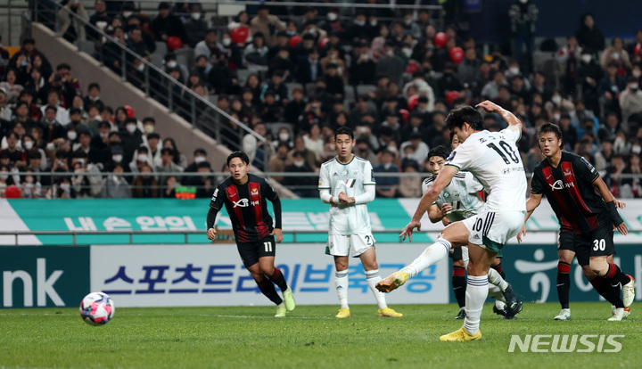[서울=뉴시스] 백동현 기자 = 27일 오후 서울 마포구 서울월드컵경기장에서 열린 2022 하나원큐 FA컵 결승 FC서울과 전북현대의 경기, 전북 조규성이 패널티킥을 차고 있다. 2022.10.27. livertrent@newsis.com