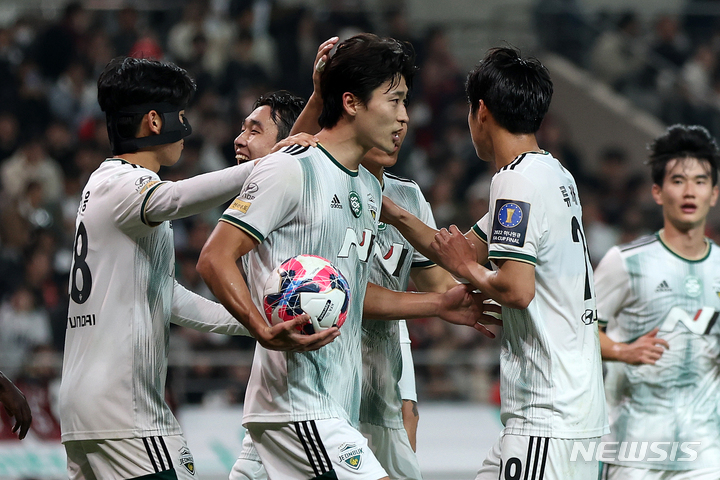 [서울=뉴시스] 백동현 기자 = 27일 오후 서울 마포구 서울월드컵경기장에서 열린 2022 하나원큐 FA컵 결승 FC서울과 전북현대의 경기, 전북 조규성이 패널티킥을 성공시키고 동료들과 기뻐하고 있다. 2022.10.27. livertrent@newsis.com