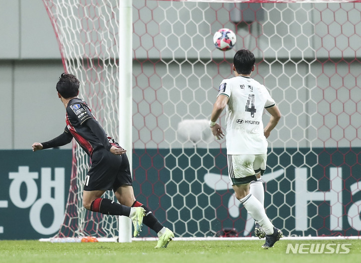 [서울=뉴시스] 김근수 기자 = 27일 오후 서울 마포구 서울월드컵경기장에서 열린 2022 하나원큐 FA컵 결승 FC서울과 전북현대의 전반전 경기, FC서울 조영욱 추가골을 넣고 있다. 2022.10.27. ks@newsis.com