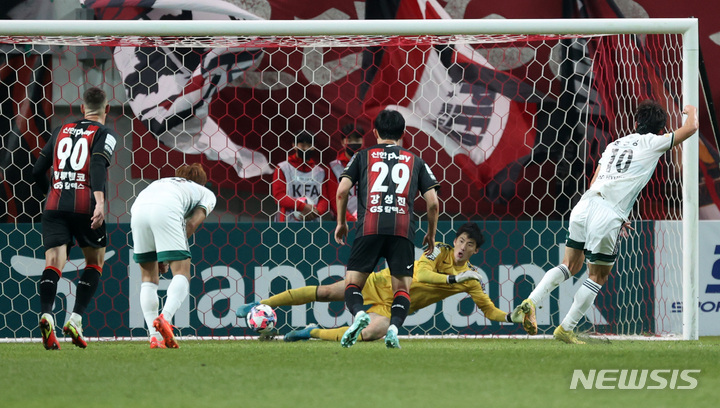 [서울=뉴시스] 조성우 기자 = 27일 오후 서울 마포구 서울월드컵경기장에서 열린 2022 하나원큐 FA컵 결승 FC서울과 전북현대의 경기 전반전, 전북 조규성이 페널티킥을 성공시키고 있다. 2022.10.27. xconfind@newsis.com