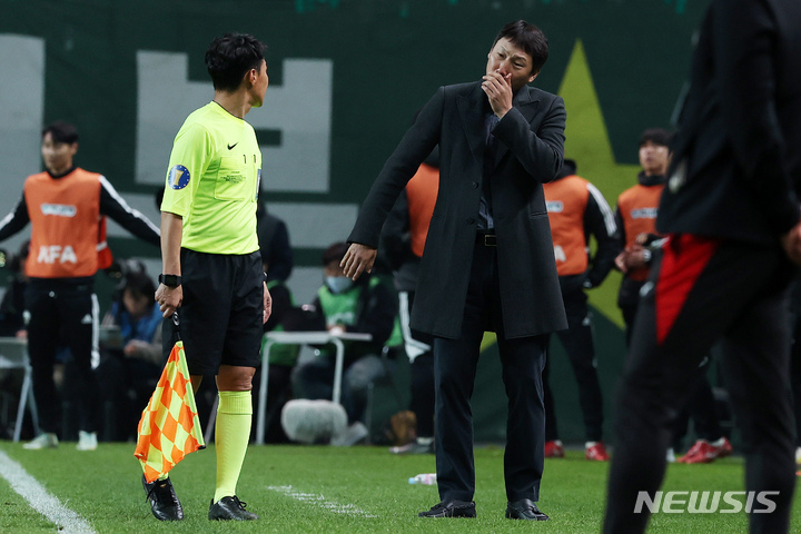 [서울=뉴시스] 백동현 기자 = 27일 오후 서울 마포구 서울월드컵경기장에서 열린 2022 하나원큐 FA컵 결승 FC서울과 전북현대의 경기, 전북 김상식 감독이 심판에게 핸드볼 파울을 어필하고 있다. 2022.10.27. livertrent@newsis.com