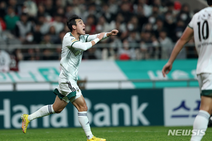 [서울=뉴시스] 백동현 기자 = 27일 오후 서울 마포구 서울월드컵경기장에서 열린 2022 하나원큐 FA컵 결승 FC서울과 전북현대의 경기, 전북 송민규가 심판에게 핸드볼 파울을 어필하고 있다. 2022.10.27. livertrent@newsis.com