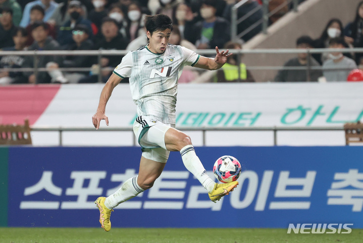 [서울=뉴시스] 조성우 기자 = 27일 오후 서울 마포구 서울월드컵경기장에서 열린 2022 하나원큐 FA컵 결승 FC서울과 전북현대의 경기 후반전, 전북 조규성이 동료의 패스를 받고 있다. 2022.10.27. xconfind@newsis.com