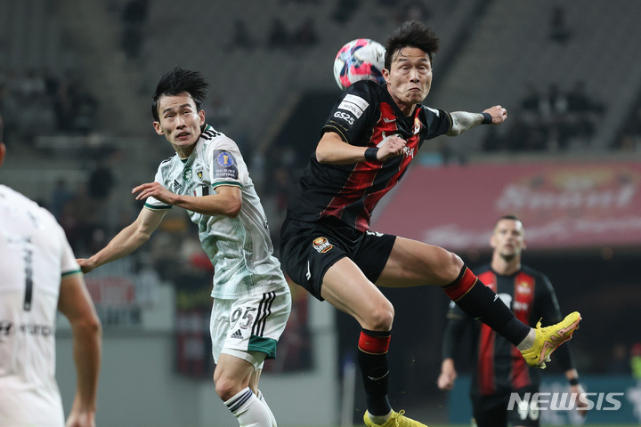 [서울=뉴시스] 조성우 기자 = 27일 오후 서울 마포구 서울월드컵경기장에서 열린 2022 하나원큐 FA컵 결승 FC서울과 전북현대의 경기 후반전, 전북 김문환과 FC서울 박동진이 헤딩볼 경합을 벌이고 있다. 2022.10.27. xconfind@newsis.com