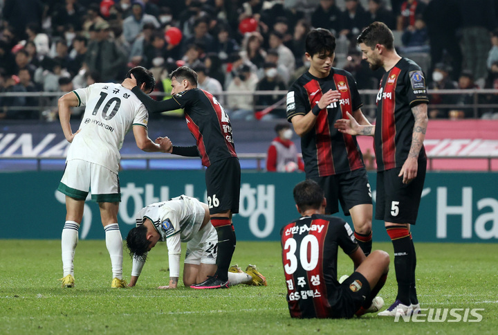[서울=뉴시스] 조성우 기자 = 27일 오후 서울 마포구 서울월드컵경기장에서 열린 2022 하나원큐 FA컵 결승 FC서울과 전북현대의 경기, 2-2 무승부로 경기를 마친 양팀 선수들이 인사를 나누고 있다. 2022.10.27. xconfind@newsis.com