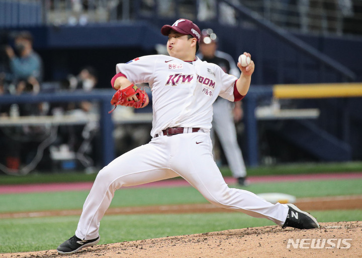 [서울=뉴시스] 권창회 기자 = 27일 오후 서울 구로구 고척스카이돔에서 열린 2022 KBO 포스트시즌 플레이오프 3차전 LG 트윈스 대 키움 히어로즈의 경기, 9회 초 키움 김재웅이 역투하고 있다. 2022.10.27. kch0523@newsis.com